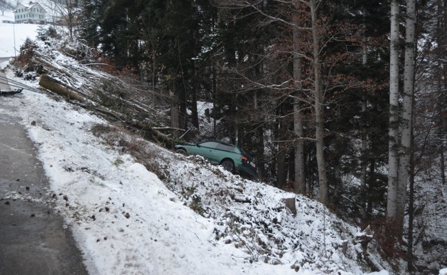 Mit Auto von Strasse abgekommen und das Bord hinabgerutscht