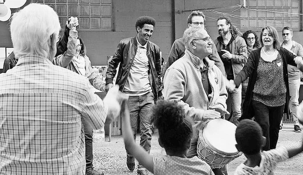 Gemeinsam mit Migrantinnen und Migranten feierte Vitas das Erntedankfest.  Bild: pd