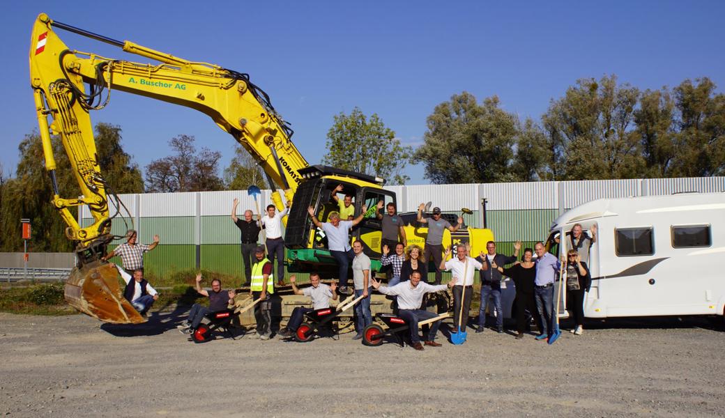 Spatenstich zur Anlage «Campers Home». Nebst den Bauherren Patrick und Caroline Häfliger-Mätzler (3. und 4. v. r.) sowie Sepp und Marianne Häfliger-Cretti (rechts beim Wohnwagen) sind viele am Projekt beteiligte Handwerker und Planer auf dem Nussbaum-Areal dabei.