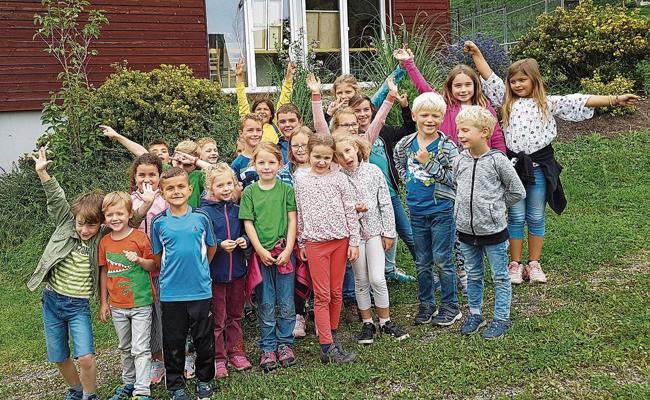 Kinder besuchen den Gnadenhof