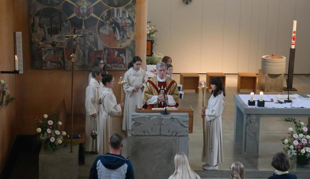 Festpredigt von Karl Wenzinger vor dem Gebetstuch des Kirchenpatrons Bruder Klaus.