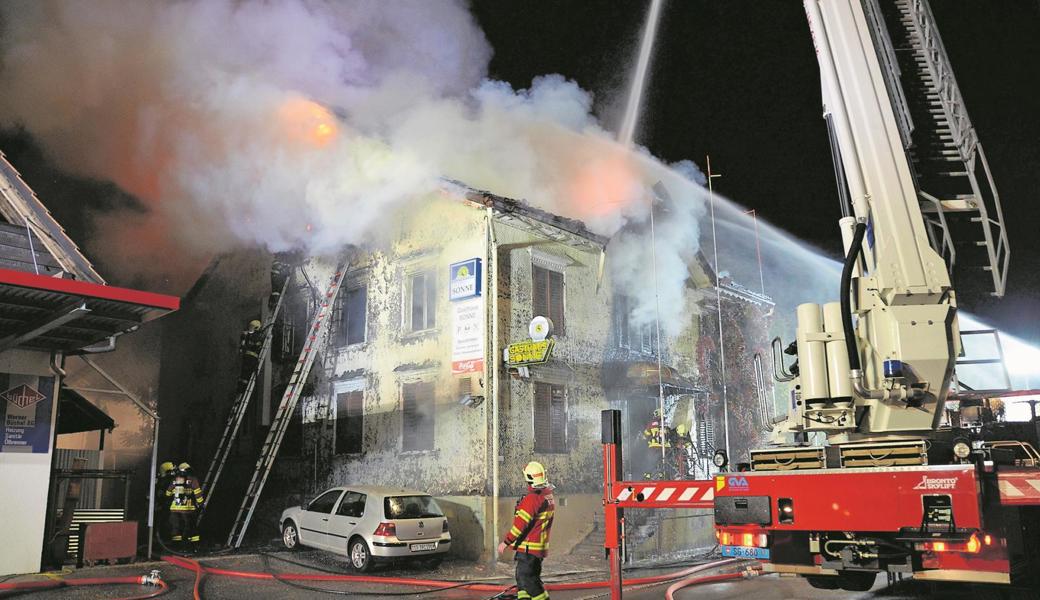 Wo Feuer ist, ist auch Rauch – beim Brand der «Sonne» kam es immer wieder von Neuem zu starker Rauchentwicklung. Die Feuerwehr konnte deshalb lange nicht in das Haus vorrücken, um nach Personen darin zu suchen.