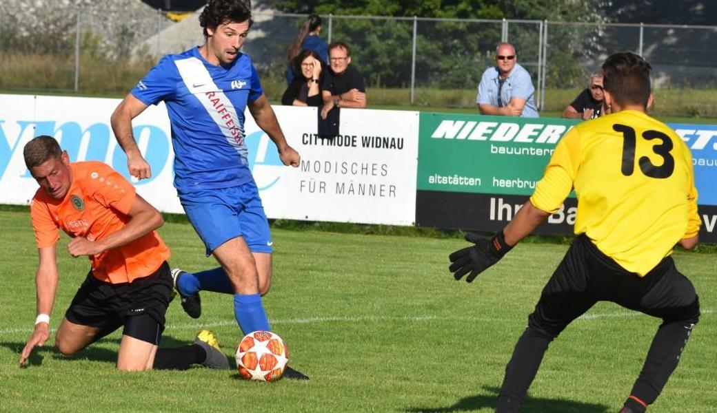 Bernhard Allgäuer hat David Ceraolo überlaufen, gleich spielt er einen Querpass zu Robin Sonderegger, der mühelos das 2:0 erzielt. Bernhard Allgäuer hat David Ceraolo überlaufen, gleich spielt er einen Querpass zu Robin Sonderegger, der mühelos das 2:0 erzielt.