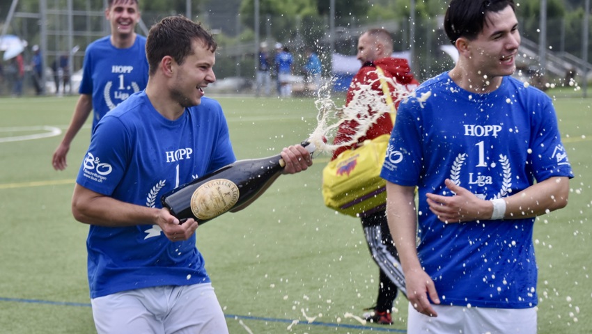 Noah Thönig erteilt Cristian Navarro eine Champagnerdusche. Noah Thönig erteilt Cristian Navarro eine Champagnerdusche.