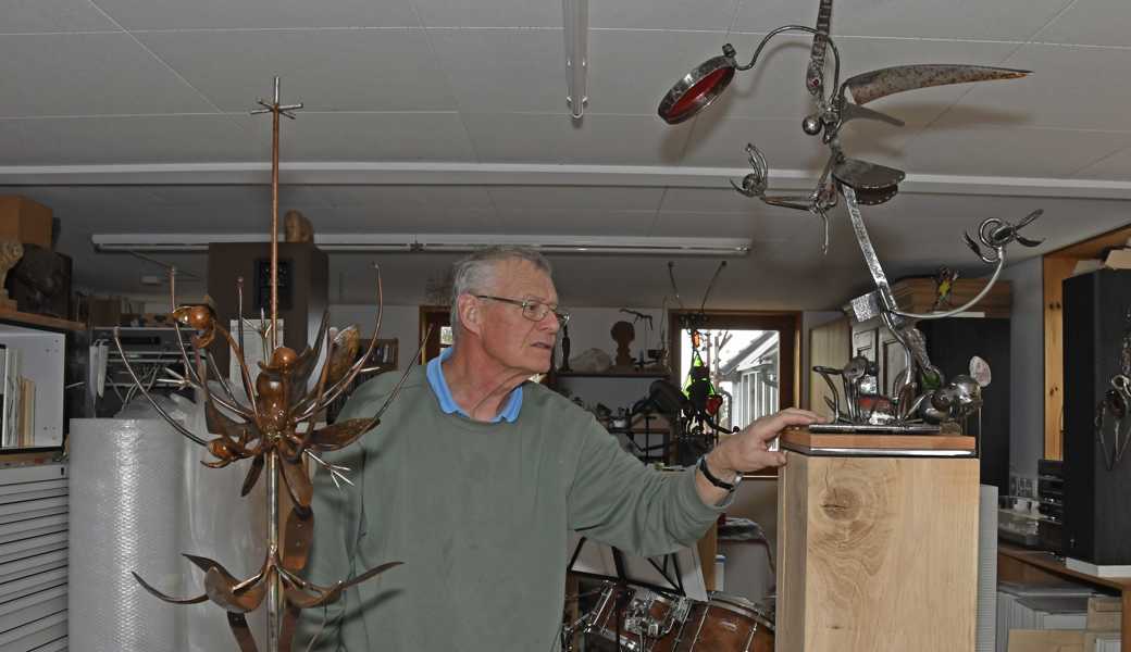 Kostproben aus Heinrichs Gerigs Schaffen, die er an der Werkschau zeigen wird: Links zu sehen ist seine Metallskulptur «Ukraine 22» und rechts seine Interpretretation der «Liebe» in Kunstglas und Metall.