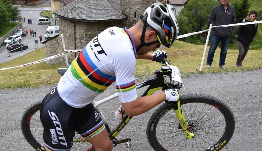 Der Moment, der das Rennen der Männer öffnete: Kettenriss bei Weltmeister Nino Schurter.
