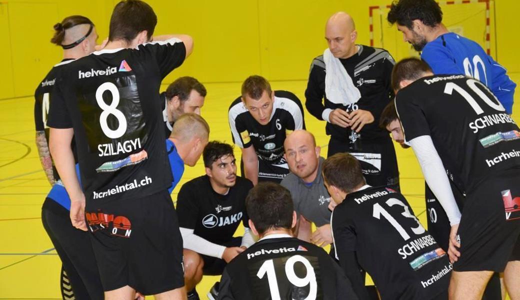 Engagierter Coach: Lajos Szövetes (Mitte, im grauen Oberteil) führt mit dem HC Rheintal die 3.-Liga-Rangliste an, muss im Spiel aber oft korrigierend eingreifen. Er möchte die Leistungsschwankungen seines Teams minimieren.