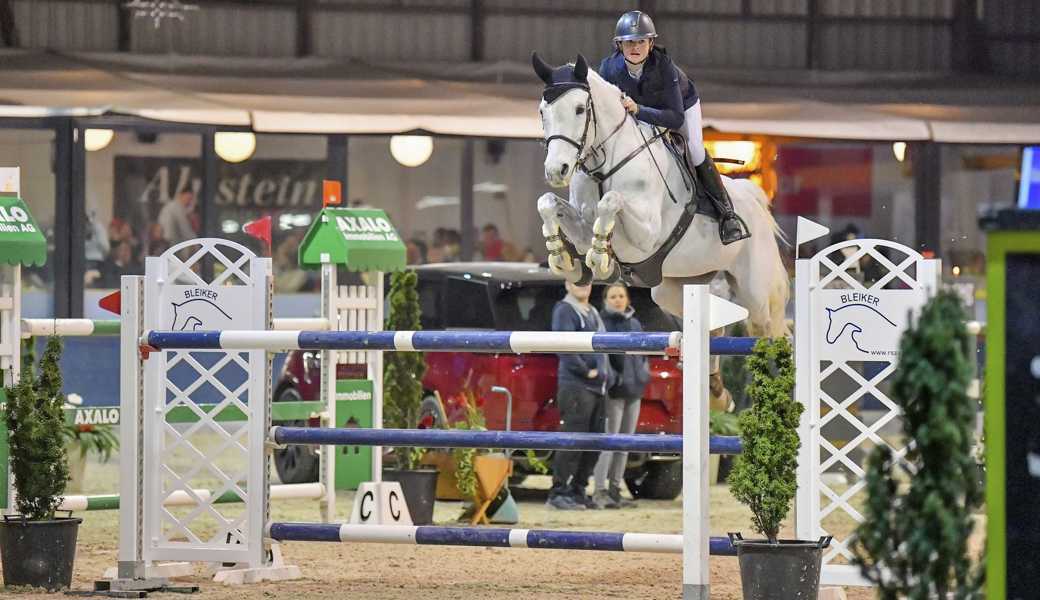 Elodie Hanselmann und Walk for Me gewinnen am Oberrieter Hallenspringen. 