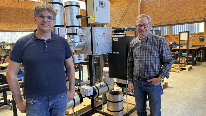 Bernhard Jonas (Links) und Heinz Böhler vor einer Wärmeübergabestation, die von der Dimension her beispielsweise in einer Firma oder einem Schulzentrum zum Einsatz kommen könnte. Bernhard Jonas (Links) und Heinz Böhler vor einer Wärmeübergabestation, die von der Dimension her beispielsweise in einer Firma oder einem Schulzentrum zum Einsatz kommen könnte.
