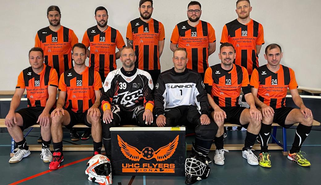 Das Erfolgsteam der Flyers mit hinten (von links) Spielertrainer Hercli Christoffel, Lukas Waldvogel, Philipp Popp, Dominik Spirig, Micha Staub und vorne (von links): Klemens Kühnis, Chris Eschbach, Rolf Alpiger, Ralf Alder, Andreas Rutz, Stefan Rutz. Auf dem Bild fehlt Philipp Thür.