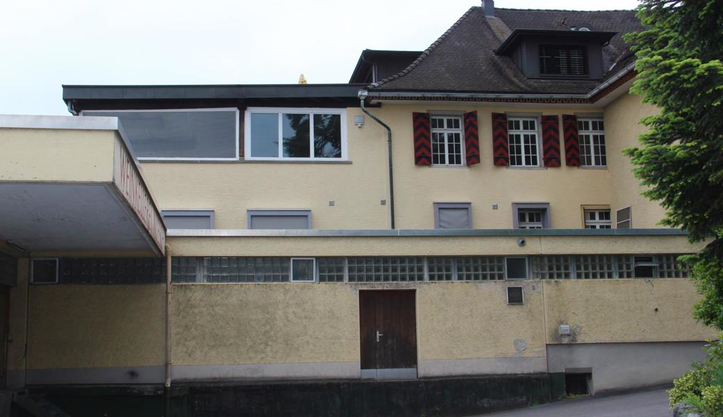 Der Hoteltrakt wird abgebrochen, das historische Gebäude wieder wie früher freigestellt.