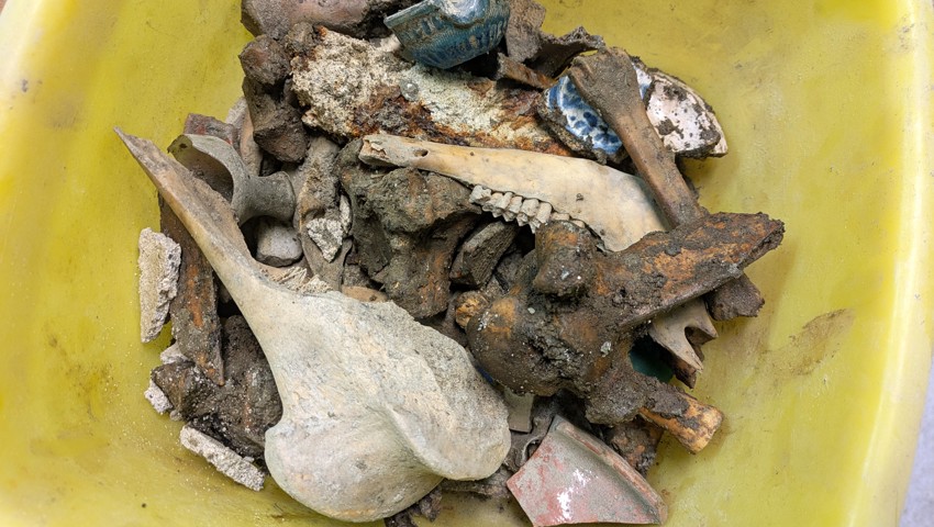Im Schutt kamen viele Fundgegenstände zum Vorschein.
