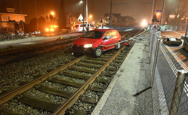 In fahrunfähigem Zustand: 66-Jähriger landet mit seinem Auto auf Bahngleisen