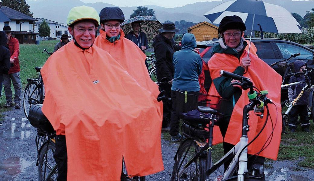 Gut ausgerüstet gegen Regen beginnt am Samstagmittag die Riet-«Begehung» per Velo. 