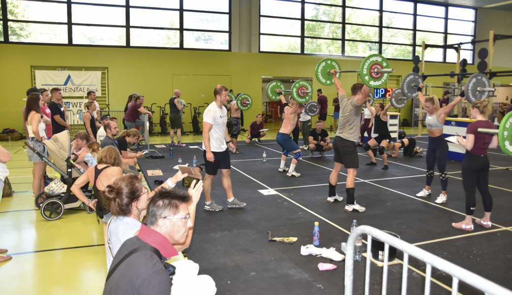Während des von lauter Pop-Tanzmusik begleiteten Parcours von bis zu 36 Minuten Dauer machen die Sportlerinnen und Sportler viele schweisstreibende Dinge. 