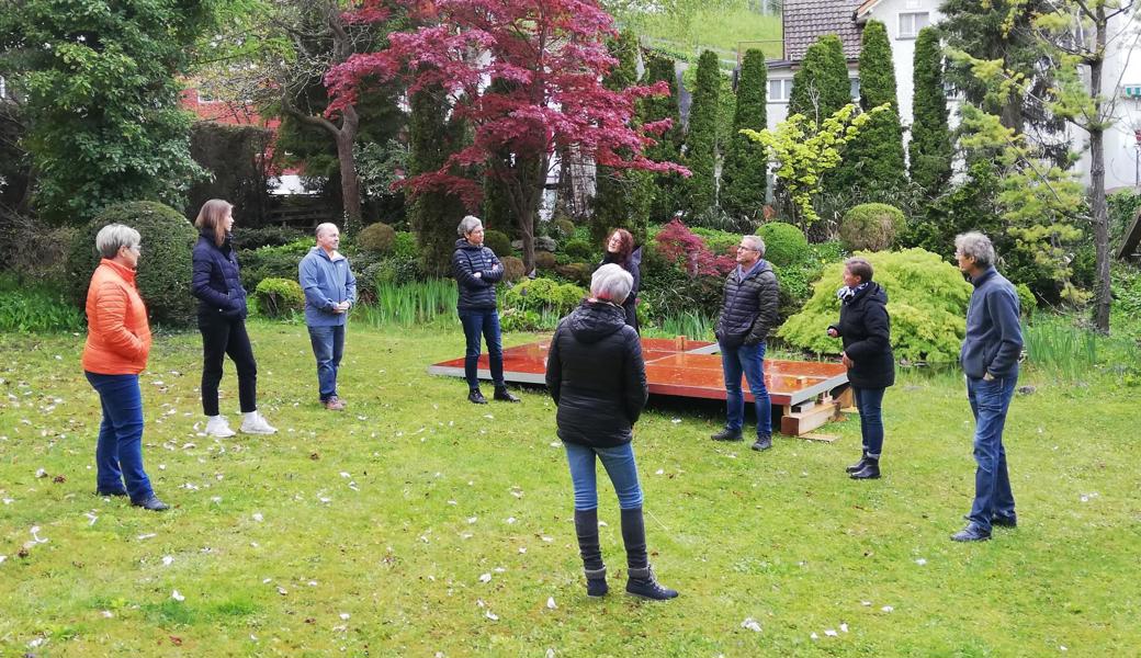 Die Schauspieler der Diogenes-Eigenproduktion üben seit Mitte April im Garten – bei jedem Wetter. Hier finden von Ende Mai bis Mitte Juni die Vorführungen des Stücks von Dürrenmatt statt. 