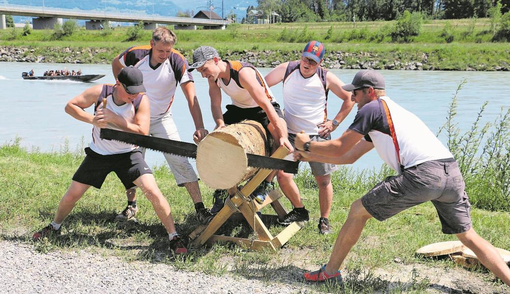 Muskelarbeit war beim Baumstammsägen gefordert.