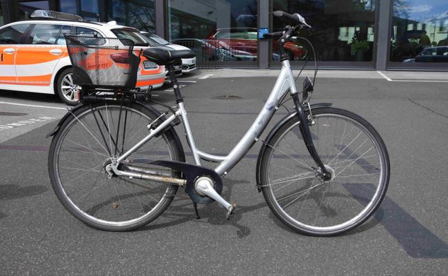 Velofahrerin fährt in Fussgängerin
