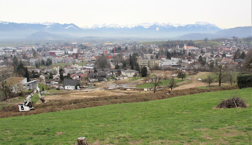 Über neun Hektar erstreckt sich das Baugebiet Donner-Biser-Blatten in Altstätten. Aus ursprünglich 26 Parzellen von 18 Grundeigentümern werden etwa 50 neue Bauparzellen. Die Erschliessung begann vor knapp einem Jahr. Das Rechtsverfahren hatte sich zehn Jahre hingezogen.