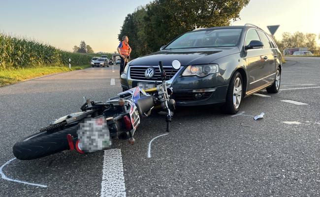 Auto prallt frontal gegen Töff: 17-jährige Motorradfahrerin stürzt und verletzt sich