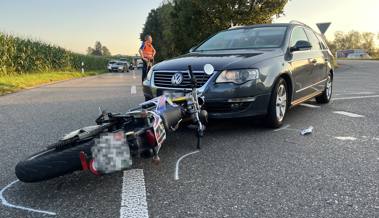 Auto prallt frontal gegen Töff: 17-jährige Motorradfahrerin stürzt und verletzt sich