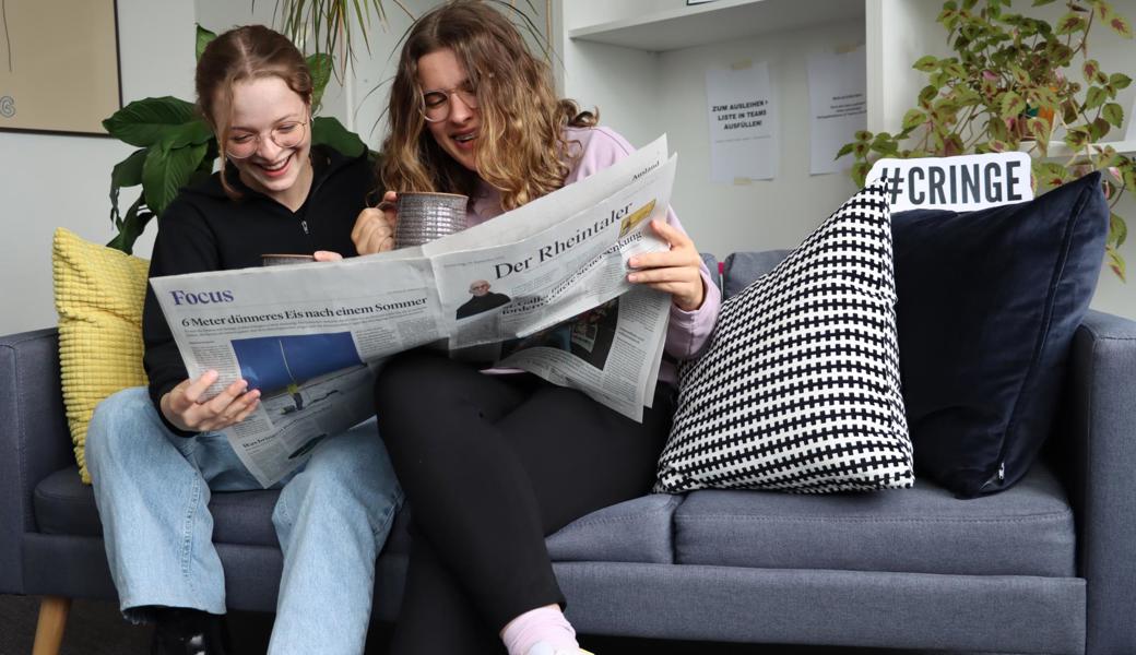 Leonie Halter und Eva Kuratli beim Couchsurfen und Zeitunglesen.