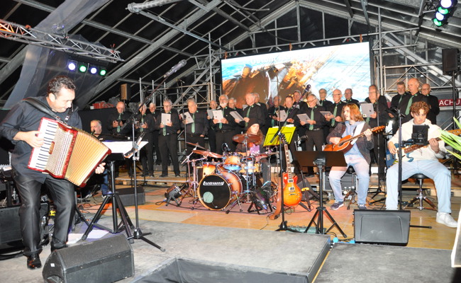 Spontane Bravo-Rufe: Chor und Band rocken das Gewächshaus