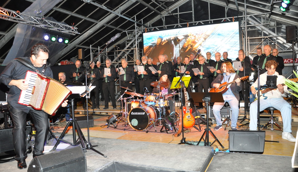 Spontane Bravo-Rufe: Chor und Band rocken das Gewächshaus