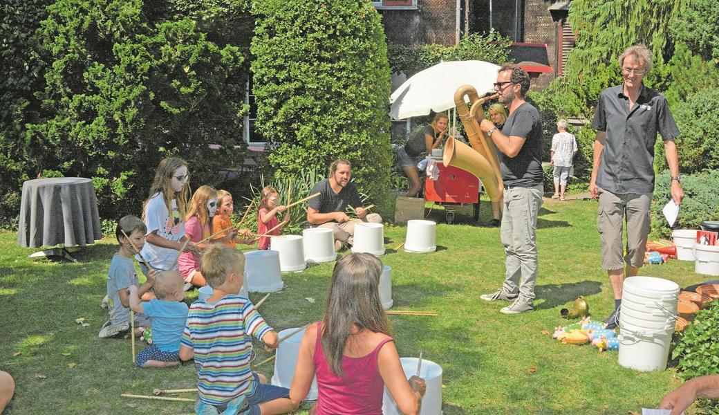 Oft genügen ein Eimer und zwei Stöcke: Kinder und Erwachsene waren von der Schnupperlektion «Trommeln» von Enrico Lenzin begeistert.