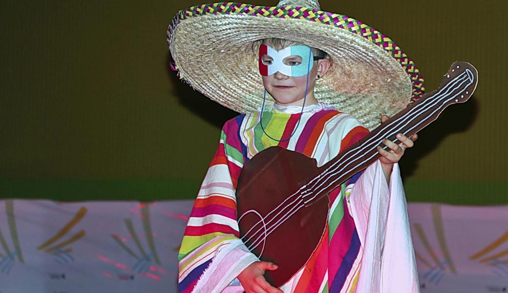 Mexikanische Rhythmen der Riege der kleinen Buben.