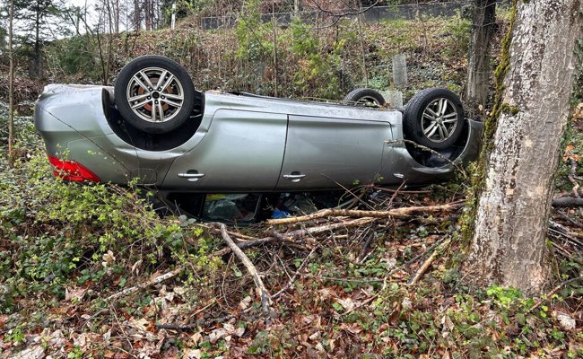 Sekundenschlaf: Lenker stürzt mit seinem Auto steiles Wiesenbord hinab