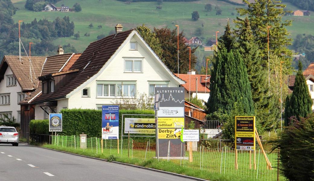 Buhlen um den aufmerksamen Blick der Vorbeifahrenden: Veranstaltungsplakate von Vereinen und Gewerblern neben der Ortseingangswerbetafel der Stadt Altstätten, auf welcher Vereine ebenfalls für Veranstaltungen werben.