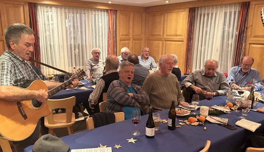 Gilbert Hutter begleitete seine Kollegen auf der Gitarre. Foto: j.