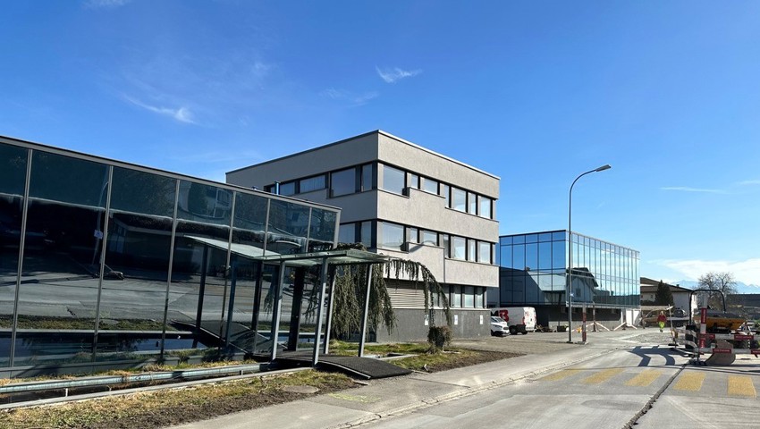 Zur ehemaligen Indosa-Liegenschaft gehören der Flachbau links, der dreigeschossige Mittelbau sowie das Bürogebäude mit Glasfassade und Produktionshallen, die sich hinter den Gebäuden befinden. Zur ehemaligen Indosa-Liegenschaft gehören der Flachbau links, der dreigeschossige Mittelbau sowie das Bürogebäude mit Glasfassade und Produktionshallen, die sich hinter den Gebäuden befinden.