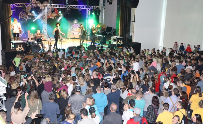 Kinderkonzert: Fäaschtbänkler rockten die Mehrzweckhalle
