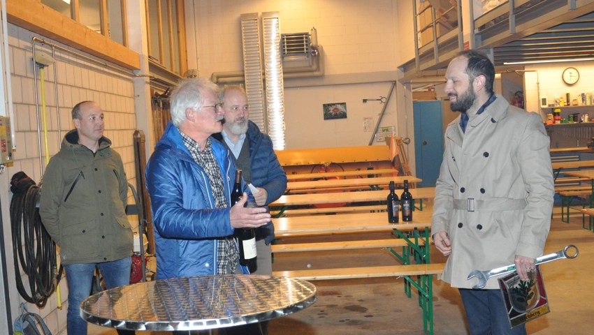Die Gemeinderäte Rico Heeb, Erwin Bünter und Patrik Steiger (v. l.) verabschieden Alex Arnold.