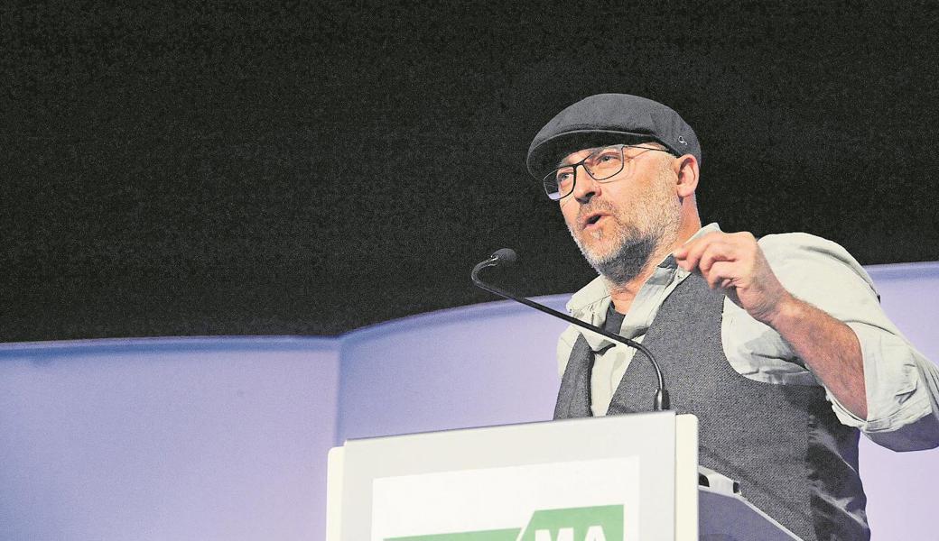 Ralph Weibel las aus seinen Kurzgeschichten – unter anderem über die Tücken einer Hauptversammlung.