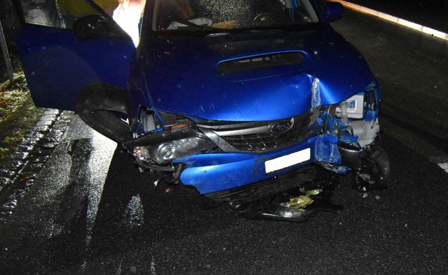 Betrunken und bei Nacht gegen Verkehrsinsel gefahren