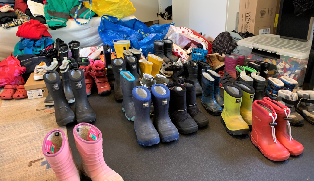 Die grosse alljährliche Schuh-Inventarisierung der Autorin für ihre vier kleinen Kinder.