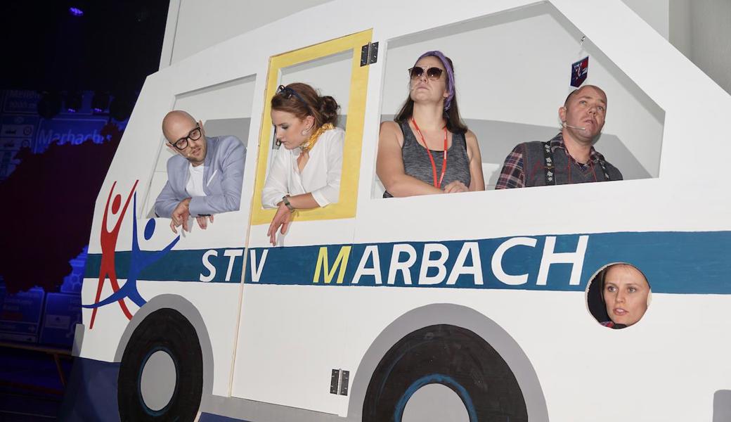 ) Mit dem Bus durch die Schweiz: Die Freunde Marcus (Samuel Tanner), Anja (Nicole Zuberbühler), Barbara (Heidi Langenegger), Philipp (Christoph Kobelt) und das Navigationsgerät (Angelina Schick, unten rechts ersichtlich) begeisterten.