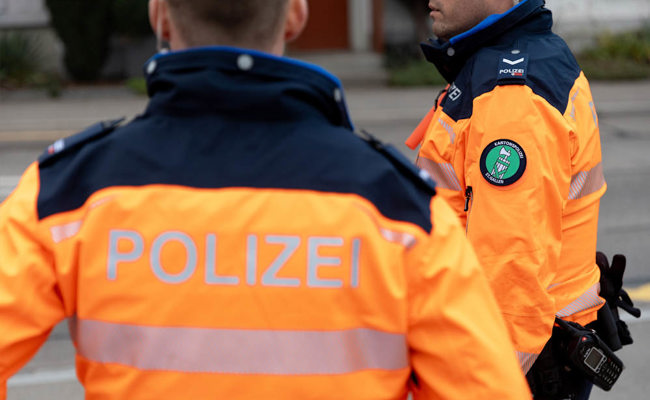 Dunkler Tesla gesucht: Unfall versursacht und weitergefahren