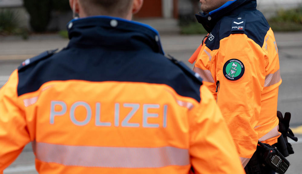 Dunkler Tesla gesucht: Unfall versursacht und weitergefahren