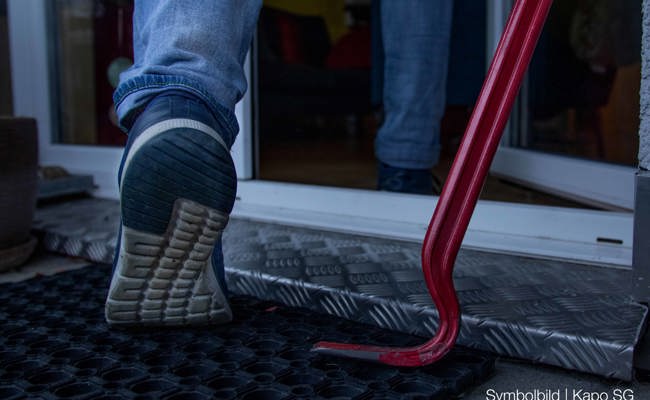 Einbrecher dringen nachts in Einfamilienhaus ein und erbeuten Bargeld
