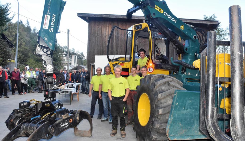 Präsident Bruno Meier (links) und seinen Mitarbeitern steht eine neue Holzerntemaschine zur Verfügung. Präsident Bruno Meier (links) und seinen Mitarbeitern steht eine neue Holzerntemaschine zur Verfügung.
