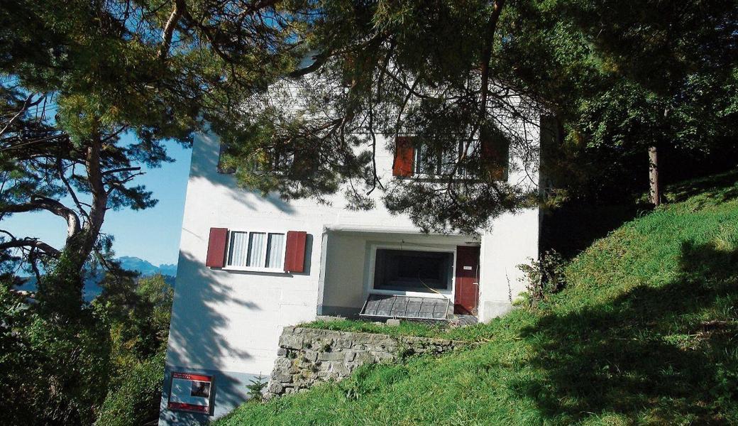 Alles nur Tarnung: Fenster, Balkon und Gardinen an diesem Haus sind nur aufgemalt. 