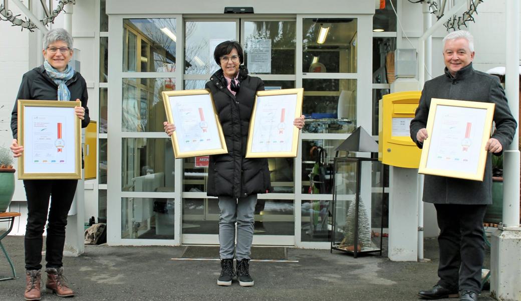 Das Alters- und Pflegeheim Rheinauen wird mit vier Gütesiegeln für hohe Zufriedenheit ausgezeichnet (v. l.): Karin Aerni-Stricker, Präsidentin der Heimkommission Alters- und Pflegeheim Rheinauen; Susi Hutter, Leiterin Alters- und Pflegeheim Rheinauen; Roland Wälter, Gemeindepräsident Diepoldsau .