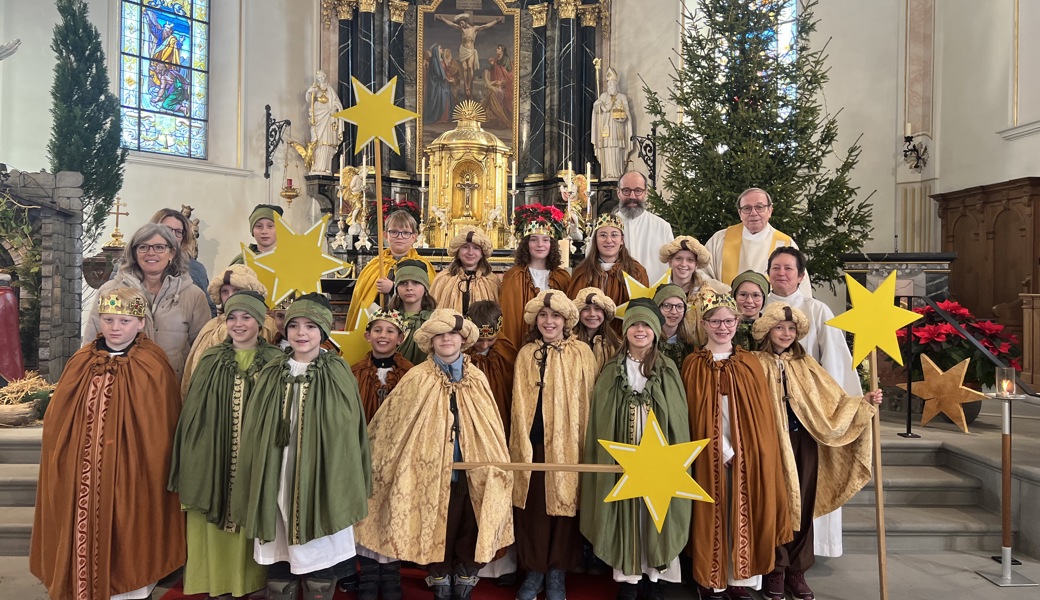 Die Sternsinger in der Pfarrkirche von Oberriet. Bild: pd