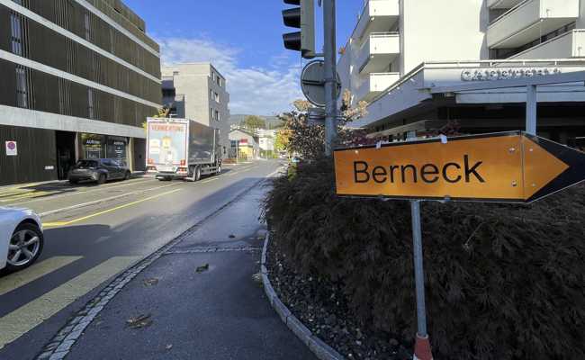 Wer schnell nach Berneck will, missachtet die Umleitungstafel