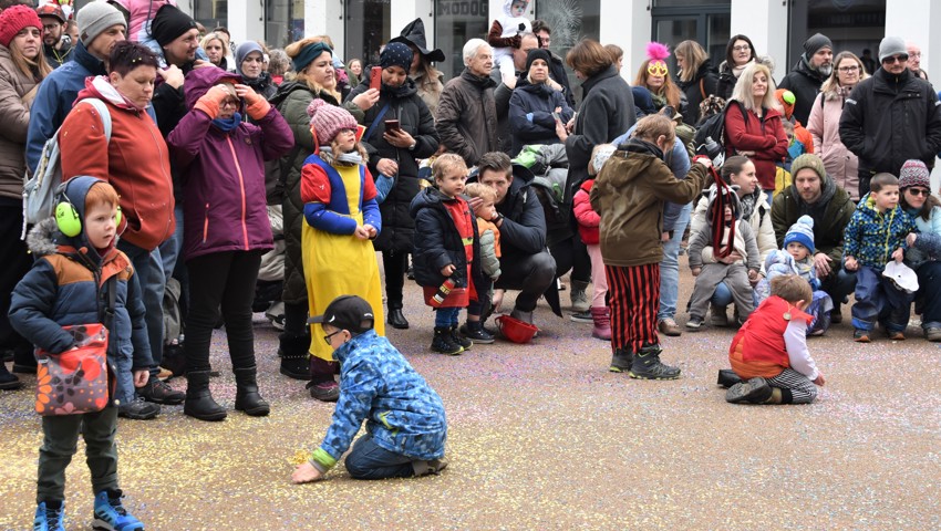 Spass für Gross und Klein bei der «Fasnacht am Markt» Spass für Gross und Klein bei der «Fasnacht am Markt»