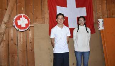 Während die Band Helvetikuss spielte, verteilten zwei Jugendliche helvetische Küsse